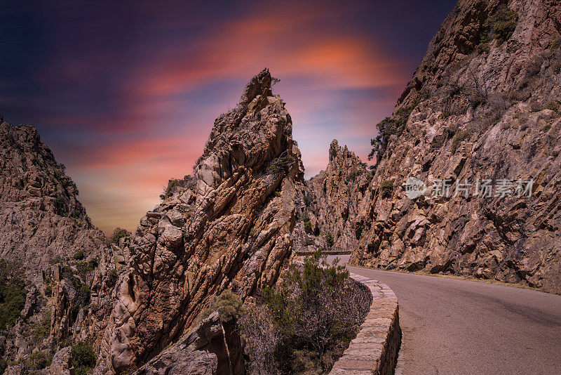 这条路穿过科西嘉岛皮亚纳附近的皮亚纳Calanques de Piana